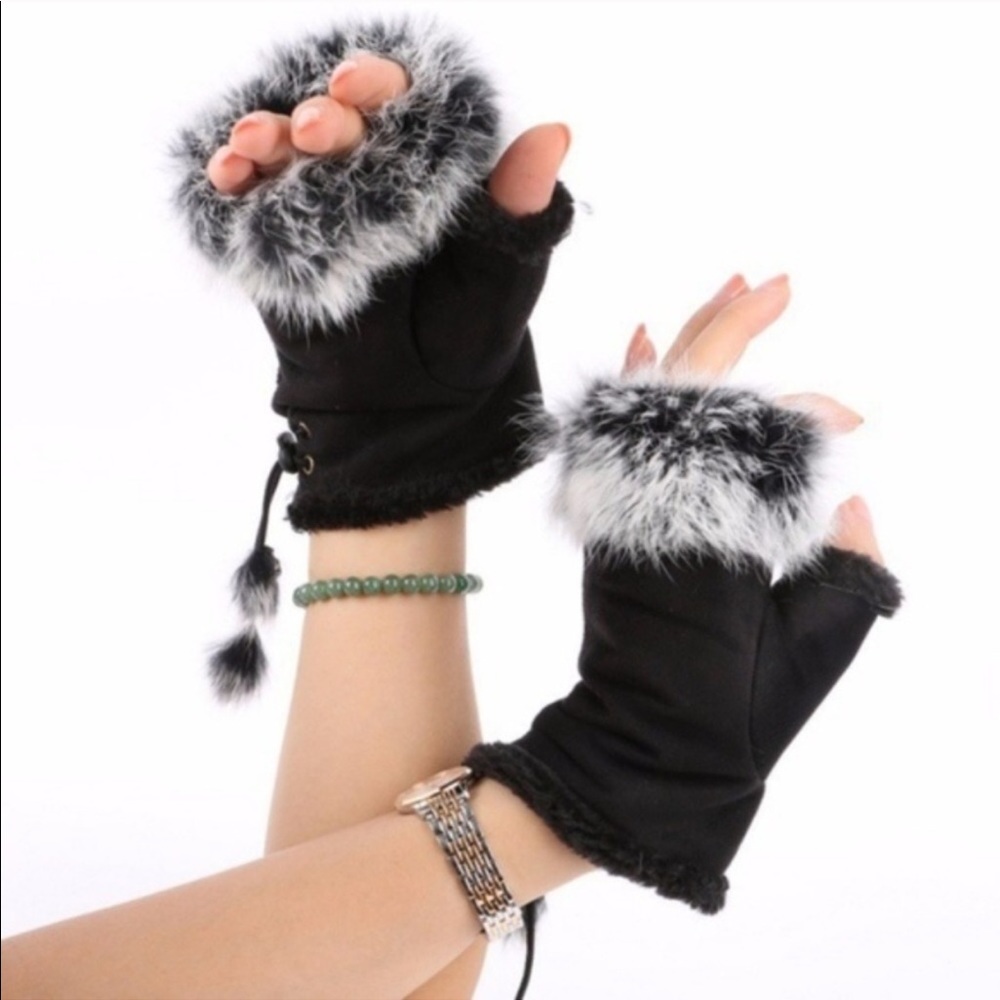 FINGERLESS FUR GLOVES 🖤